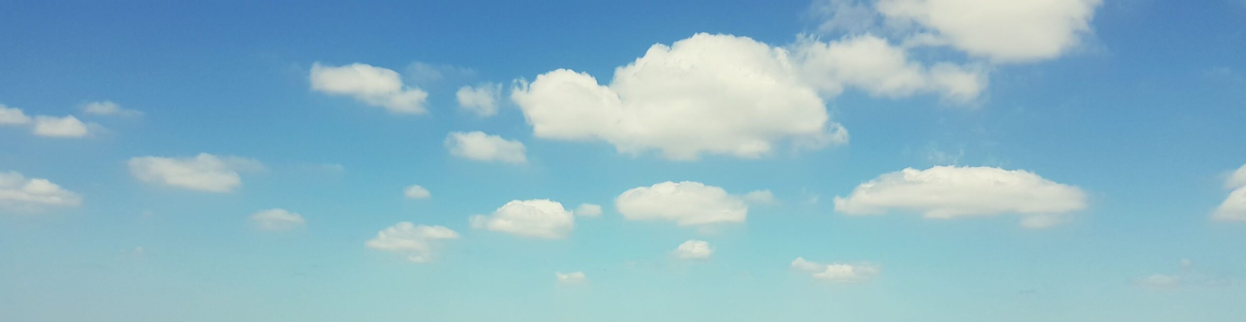 Blauer Himmel mit Wolken