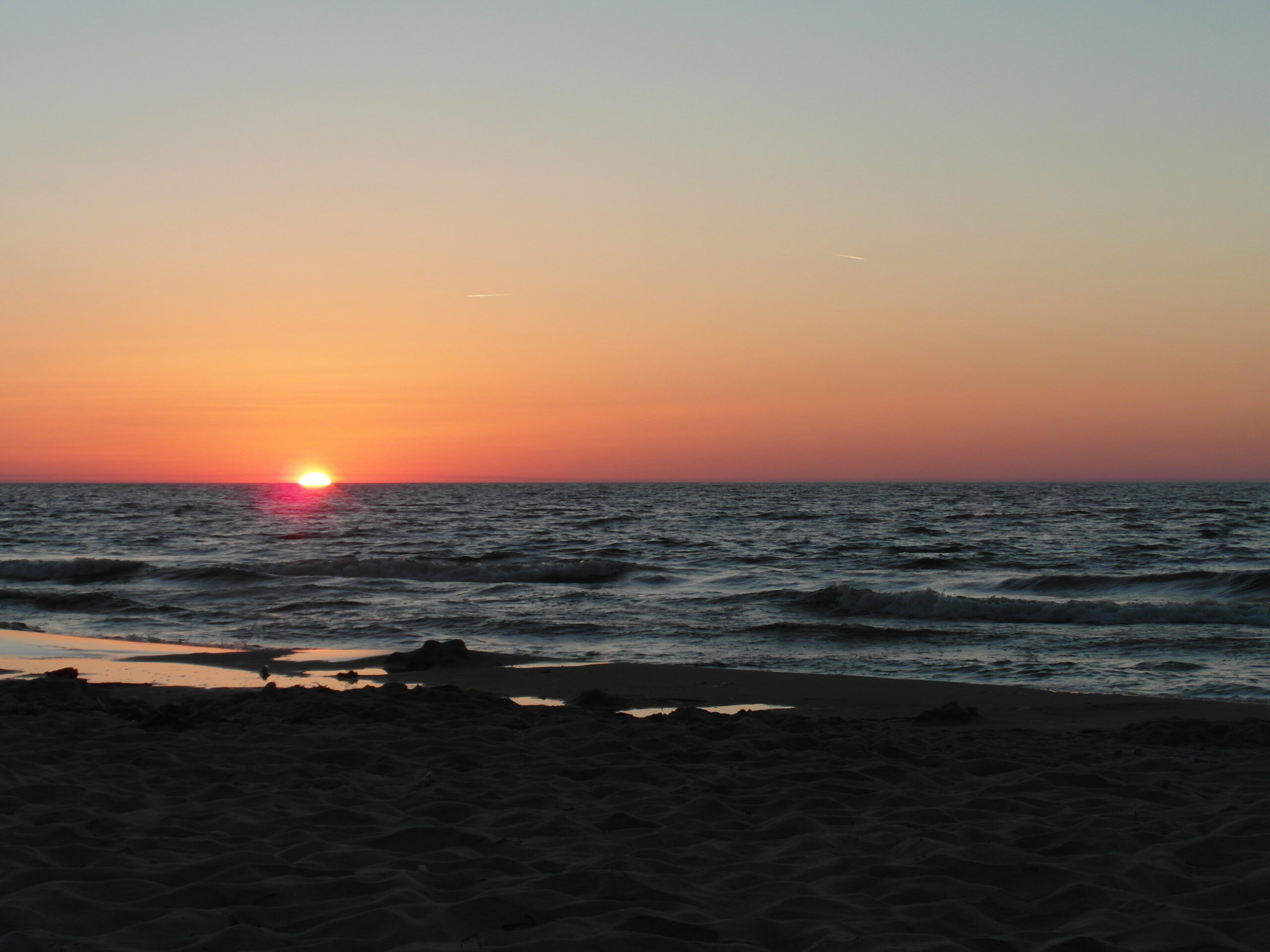 Sonne versinkt orange rot im Meer