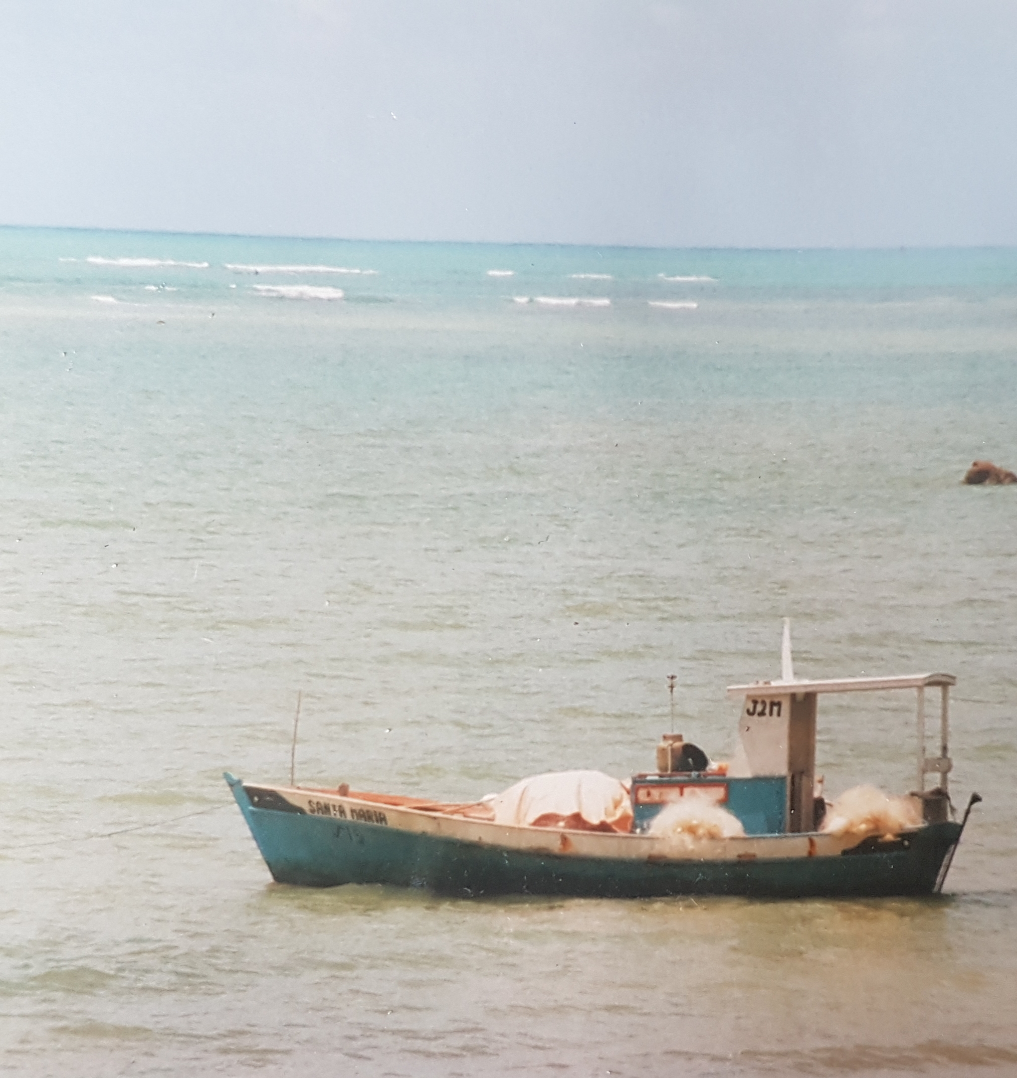 Kleines Fischerboot "Santa Maria" auf dem Meer