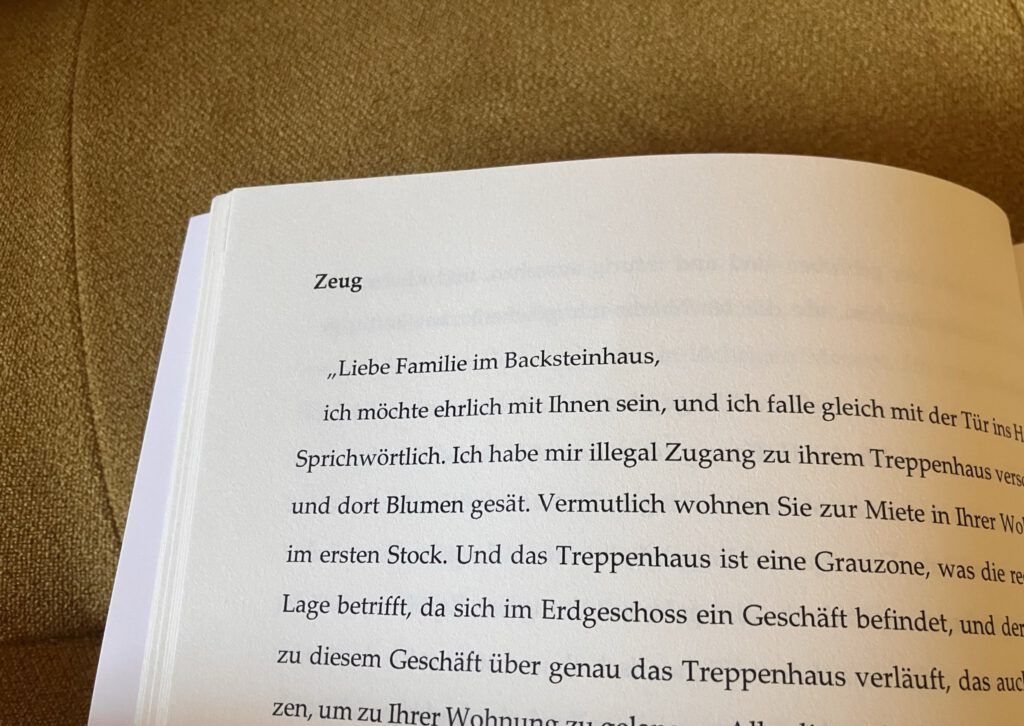 Foto von Buch, Ausschnitt mit Text. Überfrischt "Zeug", dann Fließtext