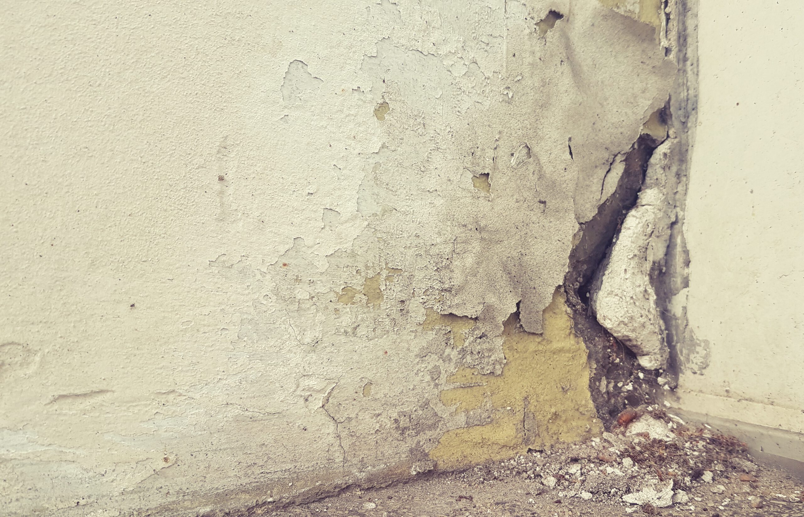 Wand mit unförmigem Riss