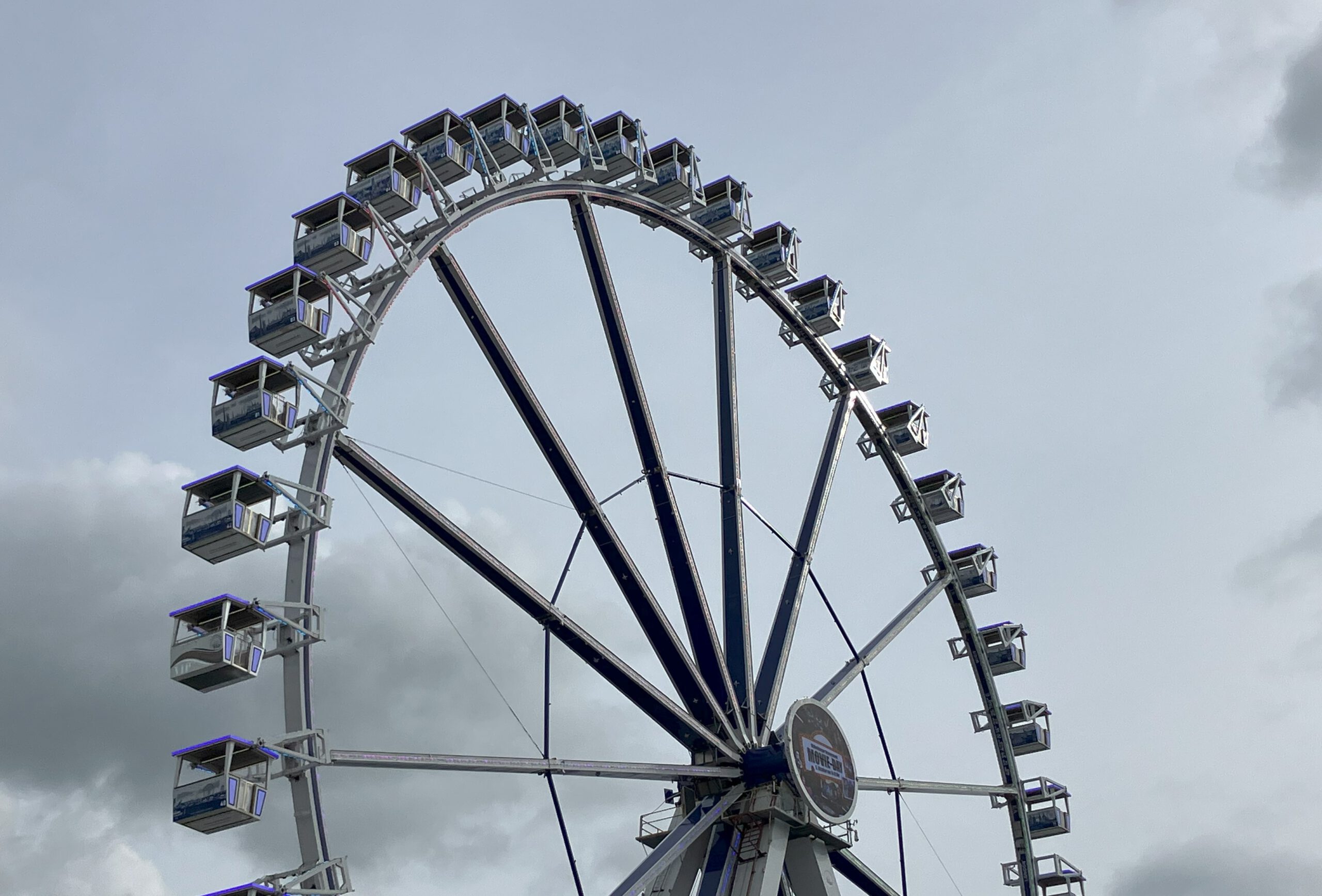 Riesenrad von unten fotografiert, vor hellem, bewölkten Himmel